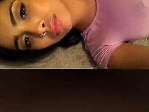Latina chaude suçant un gode sur le périscope