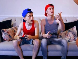 Bigcock Jordi s'ennuie en jouant à des jeux vidéo. Surtout quand sa