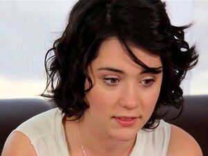 La mignonne Cadence Carter se fait baiser la chatte dégoulinante. La