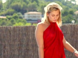 Regarde la superbe mannequin nue Tracy Lindsay se doigter la chatte