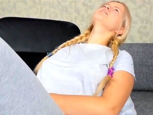 belle mignonne russe jouant avec des vibrations et des gémissements