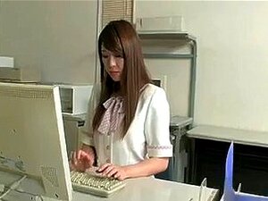 Une travailleuse de bureau japonaise reçoit un plaisir ultime en