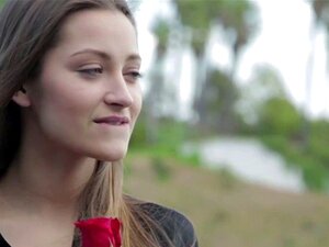 Une mignonne yoga se fait ouvrir la chatte. Une jolie fille de yoga
