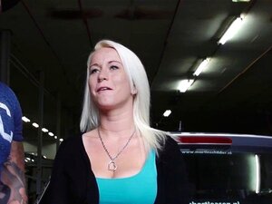 Une pute hollandaise se fait doigter. La pute néerlandaise se fait