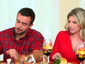 Une maman chaude aime le sexe après le dîner - sydney Cole