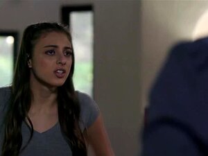 Gia Derza reçoit une punition sexuelle chaude de son beau-père.