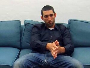 Un mec hétéro donne sa première branlette