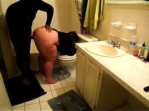Une brune pulpeuse se fait baiser la chatte par un mec noir par
