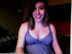 Une mignonne webcam enceinte montre ses seins et chante
