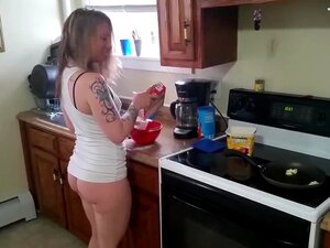 Femme amateur fait des crêpes