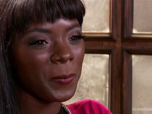 Oui Maître - La patronne ébène salope se fait retourner les tables