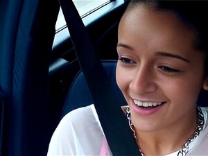 Une nana en auto-stop prend une grosse bite à baiser à la place. La