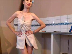 Brunette amateur pose en camgirl maigre sur webcam. Petite brune mince