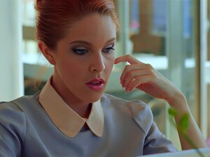 La milf rousse espagnole Amarna Miller, écrivaine de romans d'amour,