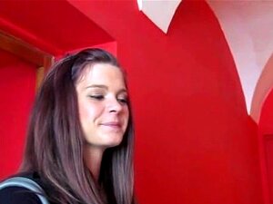 La sexy brune européenne amateur Kelly Sun se fait baiser en plein