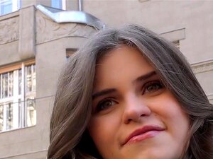Ramassée dans la rue se fait baiser, une belle brune amateur