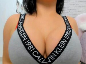 Jeu de lumière verte Red Light, une fille laline vicieuse suçant un