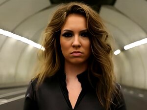 Une beauté latina chaude en catsuit fouille la ville à la recherche