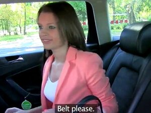 Brunette mignonne rasée baisée dans un taxi. Brune mignonne rasée