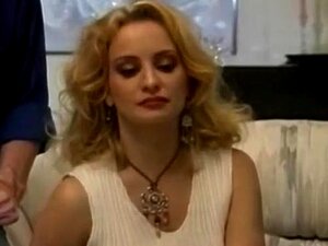 La demoiselle d'honneur sexy se fait double pénétrer dans un plan à