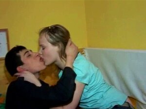 Action sexuelle sauvage à l'intérieur. La salope coquine préfère