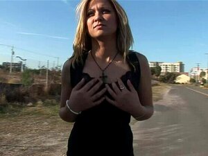 Salope blonde épicée dans une vraie vidéo porno amateur en plein