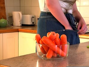 Kim Cumms chaude joue avec des carottes et des giclées