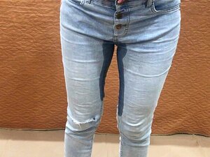 Pisse dans le jean et bourre une culotte mouillée dans la chatte, se