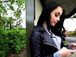 Une mignonne chaude suce en plein air pour de l'argent rapide