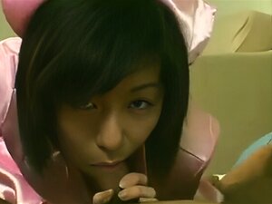 Une pute asiatique sexy écarte sa chatte rose humide puis baise