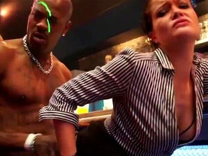 Des chatons sexuels sensuels font des pipes et profitent de la baise