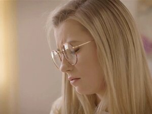 La mignonne demi-sœur et sa meilleure amie trompent son méchant