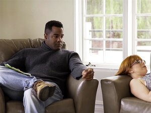 Femme rousse infidèle libère sa luxure avec un masseur