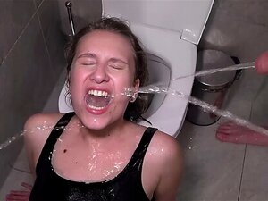 Anastasia Maîtresse douche dorée de trois bites et double anale. On