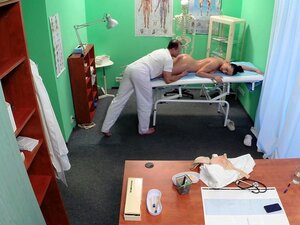 Une infirmière sexy s'est fait chier et a baisé avec le docteur