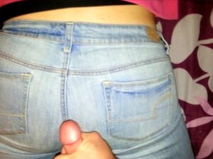 Découvrez cette brune séduisante en jeans moulants se faisant