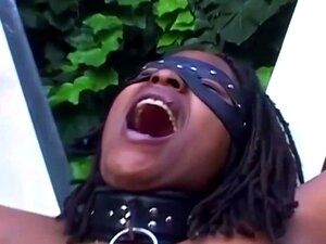 ESCLAVES SEXUELS AFRO - Une douce nigériane se fait gifler la gueule