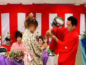 Des étudiants japonais jouent à un jeu sauvage avec beaucoup de