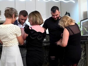 Je suis allé à mon 1ER Fuckfest de grand-mère! Frapper étonnant!