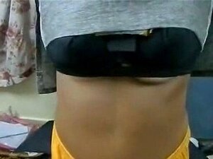 Une chaude tante indienne desi montre ses seins, son cul et sa chatte