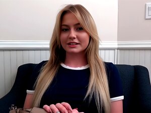 La mignonne sexy aux Cheveux Dorés Britney Light reçoit une Méthode