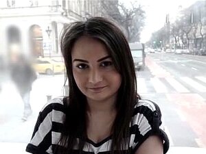 Une mignonne brune sexy baise en public à quelques pas des gens