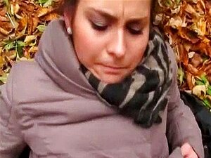 La jolie nana Emily se fait baiser dans les bois
