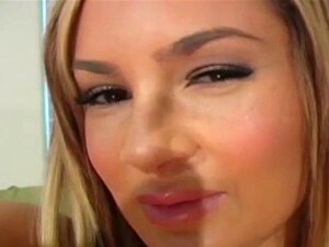 Fétichisme des collants serrés. La chatte juteuse est cachée dans