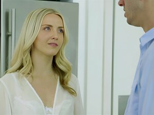 La patronne TUSHY, Karla Kush, commence son anal avec l'assistant de
