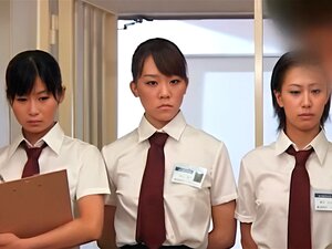 Gangbang asiatique avec des femmes policières se frottant des queues