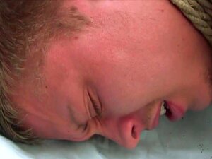 Attaché en public. Sexe sur la plage, c'est une journée froide et