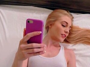 Regardez la magnifique blonde Emma Straletto gémir de plaisir pendant