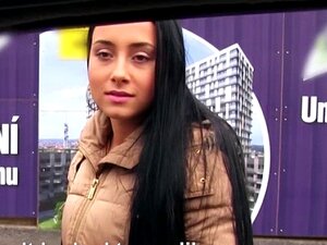 La douce Anna Rose fait une pipe à un mec et se fait