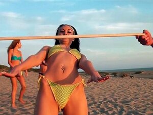 Trois nanas de la plage à l'orgie. Trois bombes en bikini, Alana